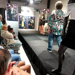 Event of presentatie op een podium met publiek in de zaal