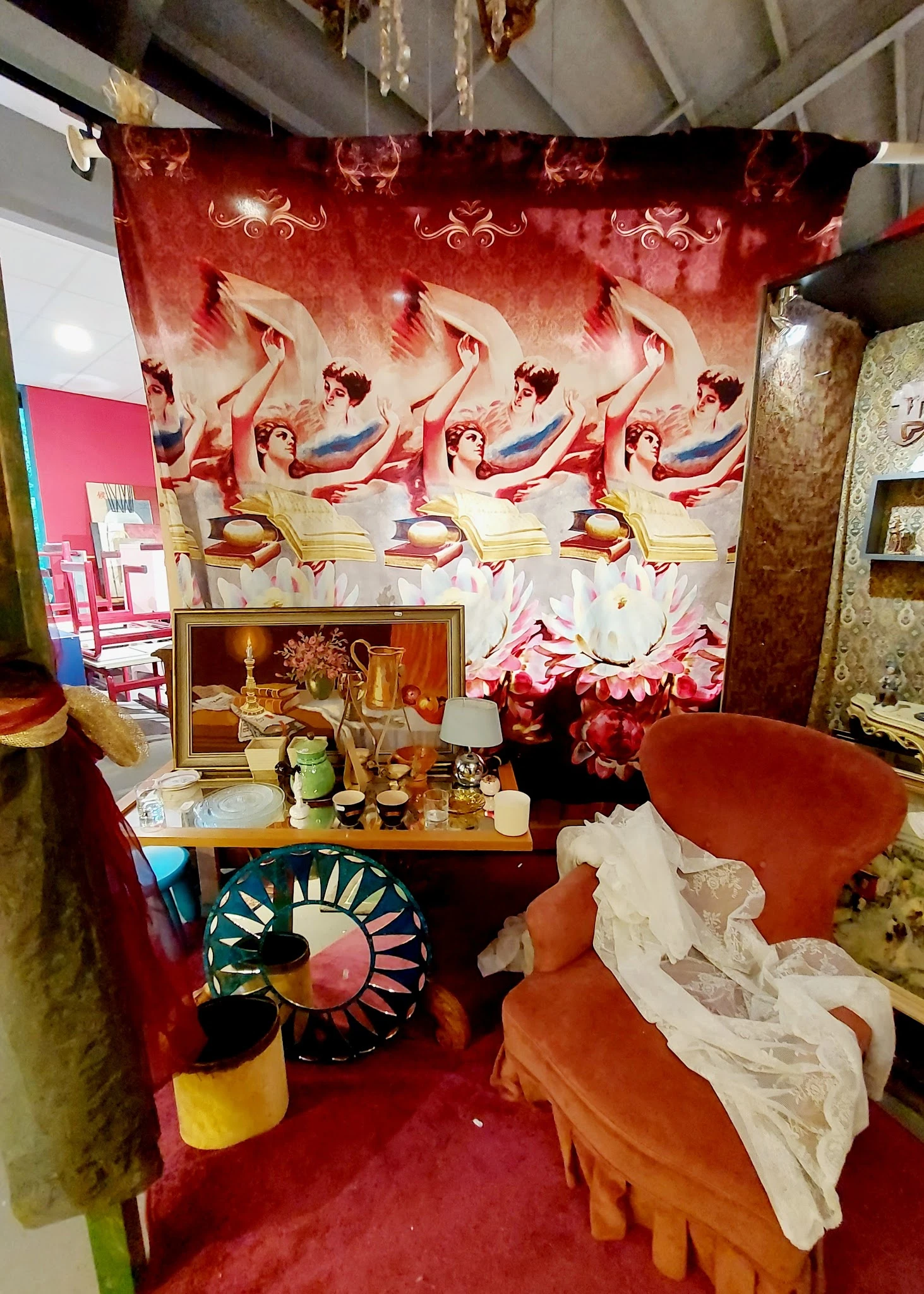 Vintage decoratiespullen en interieuritems op een houten tafel en muur met schilderijen