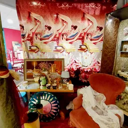 Vintage decoratiespullen en interieuritems op een houten tafel en muur met schilderijen
