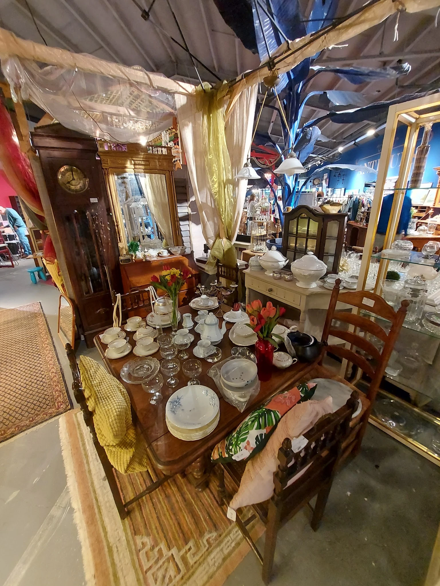 Uitgestalde serviesgoed, glazen en huishoudelijke artikelen op tafels in de winkel