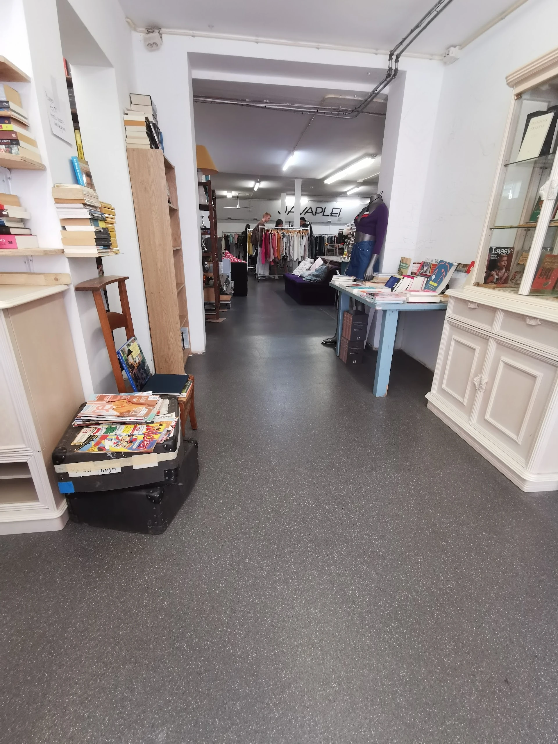 De Buurtkringloop in Amsterdam met tweedehands boeken, gereedschappen en huishoudelijke apparaten