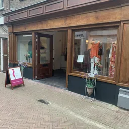 Kringloopwinkel Kringloopwinkel De Diva Sneek. Preloved designer clothing. in Sneek