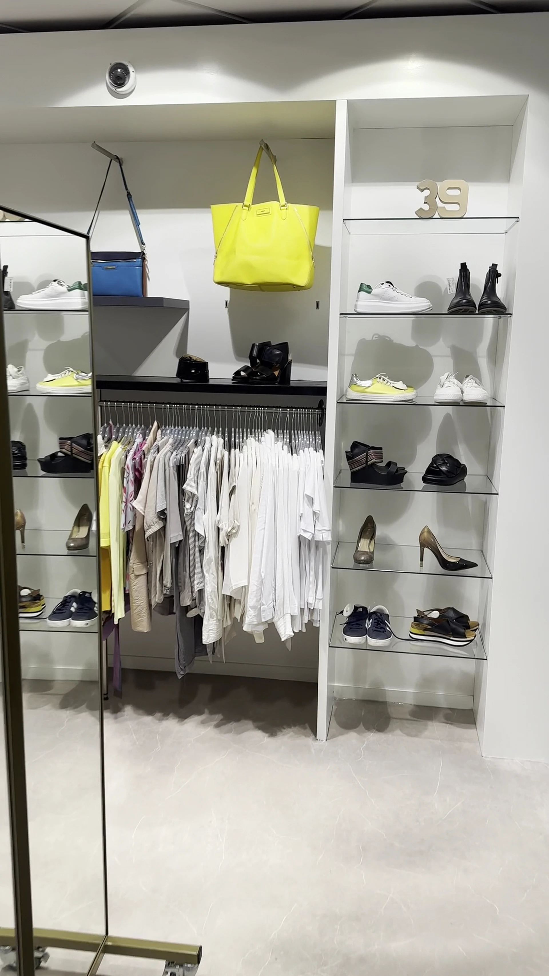 Kringloopwinkel Kringloopwinkel De Diva Sneek. Preloved designer clothing. in Sneek