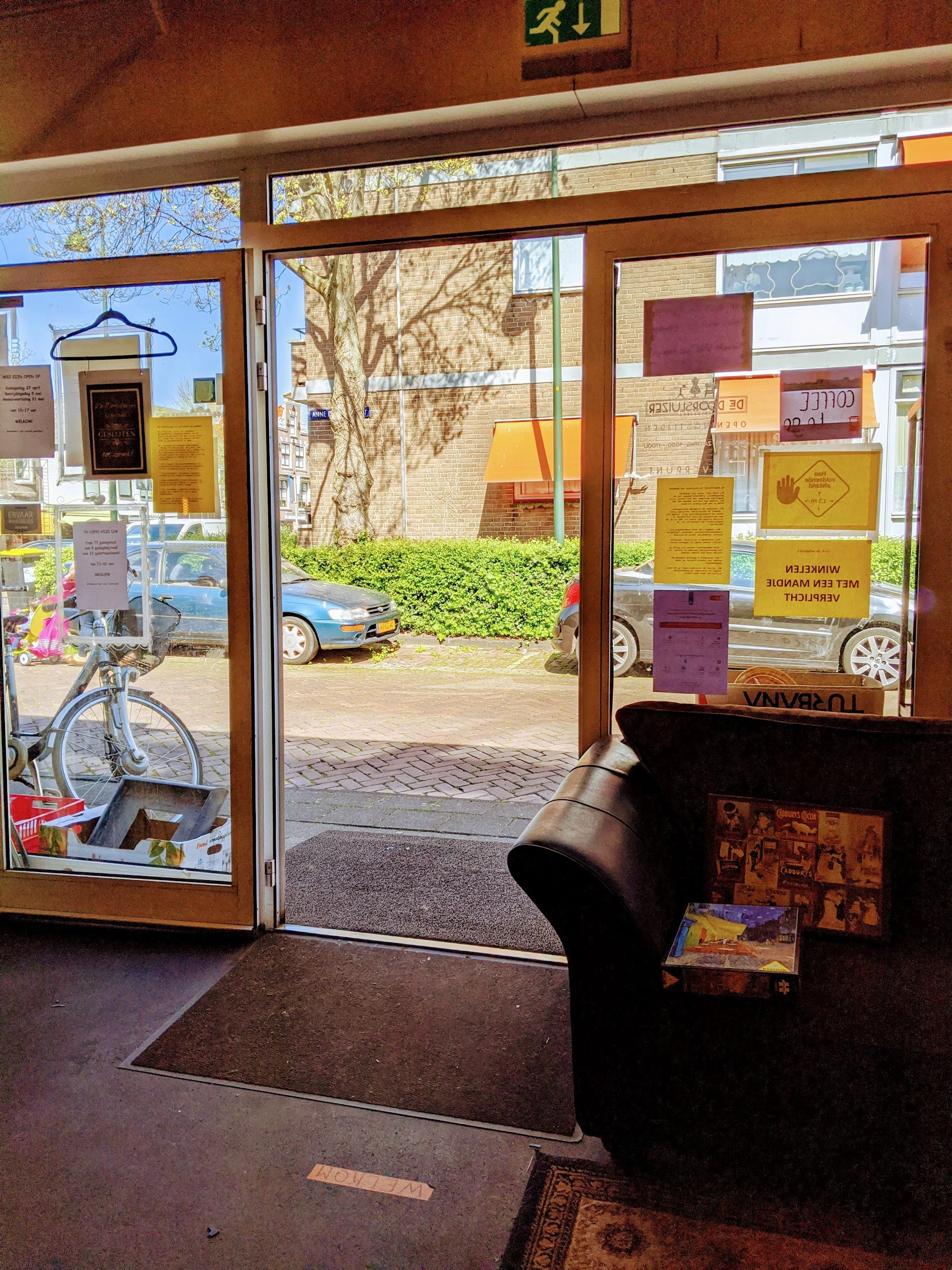 Kringloopwinkel De Doorsluizer in Maassluis met tweedehands boeken, huis- en inrichting en kasten