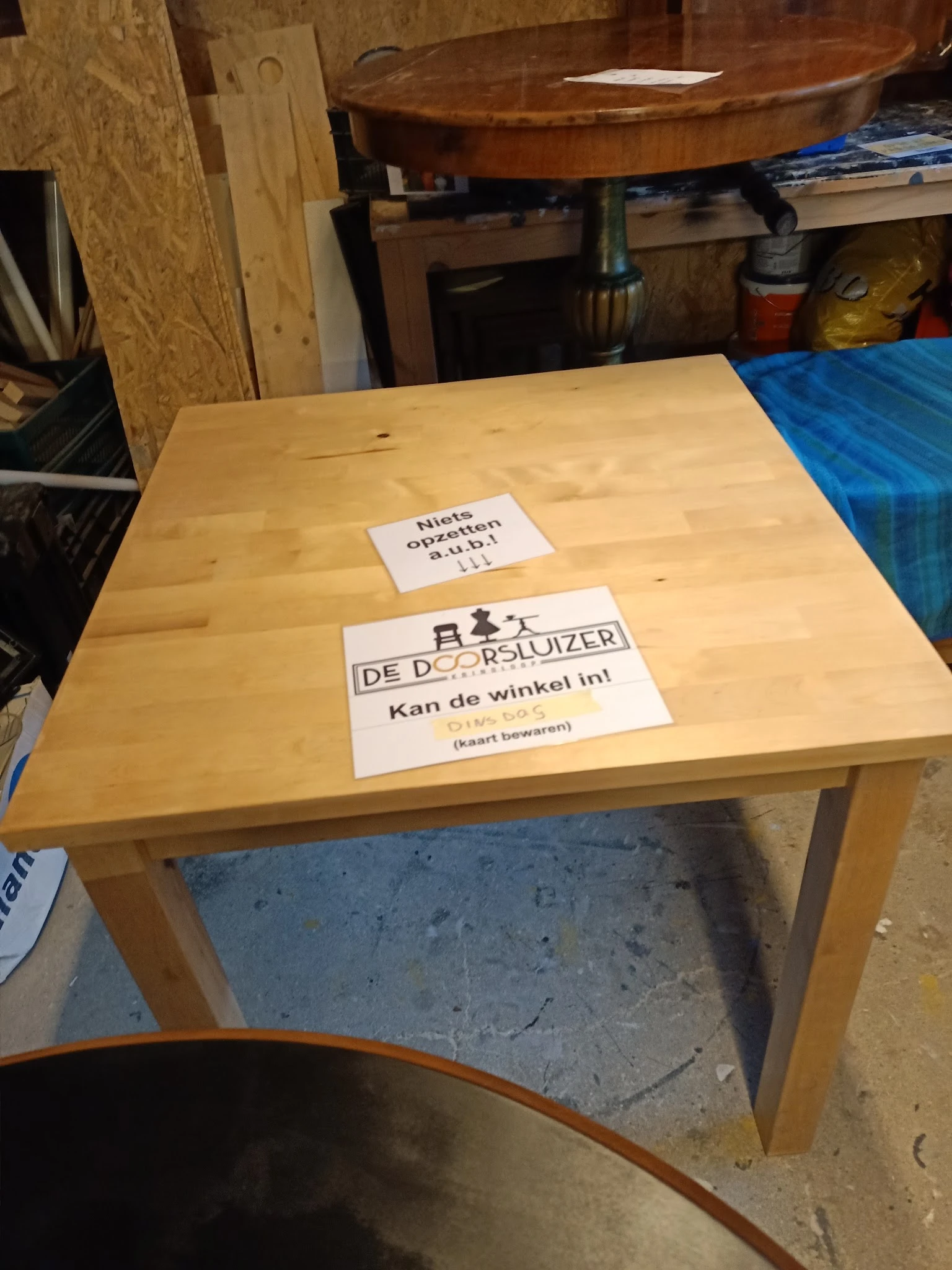 Houten tafel met twee witte labelstickers erop