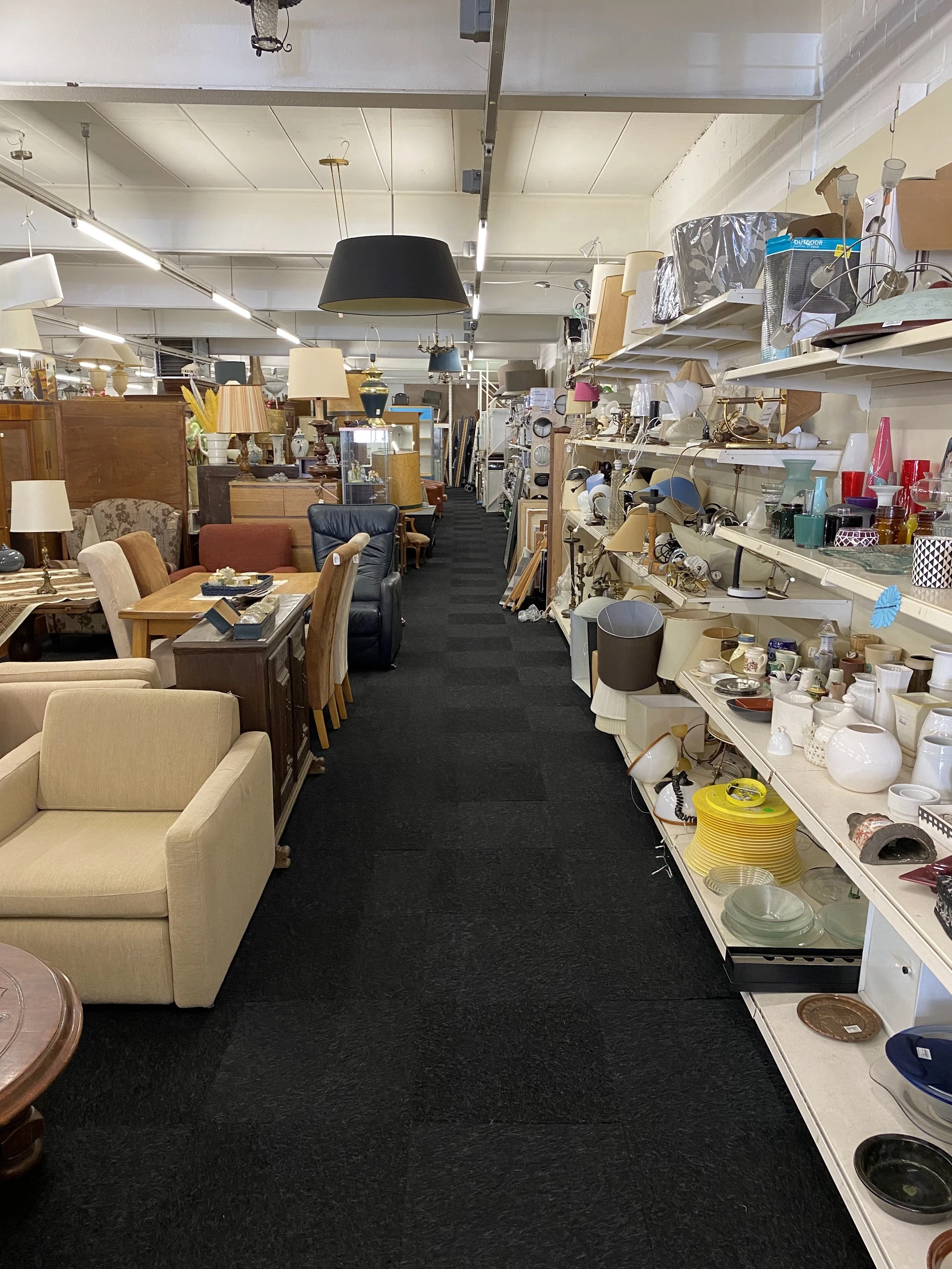 Kringloopwinkel De Doorstroom in Eindhoven met tweedehands boeken, gereedschappen en huishoudelijke apparaten