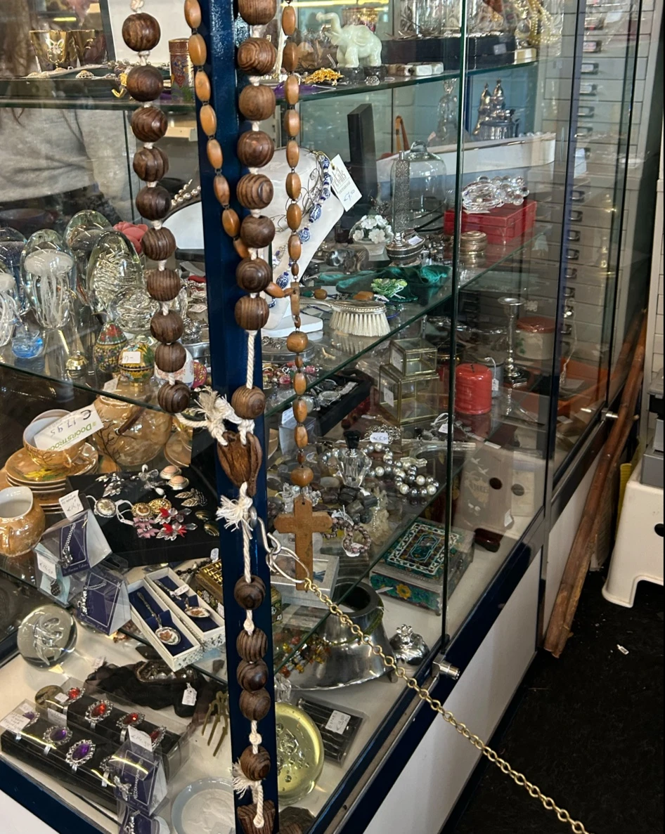 Vitrinekasten met uitgestalde decoratieve artikelen, kandelaars, servies en accessoires