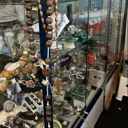 Vitrinekasten met uitgestalde decoratieve artikelen, kandelaars, servies en accessoires