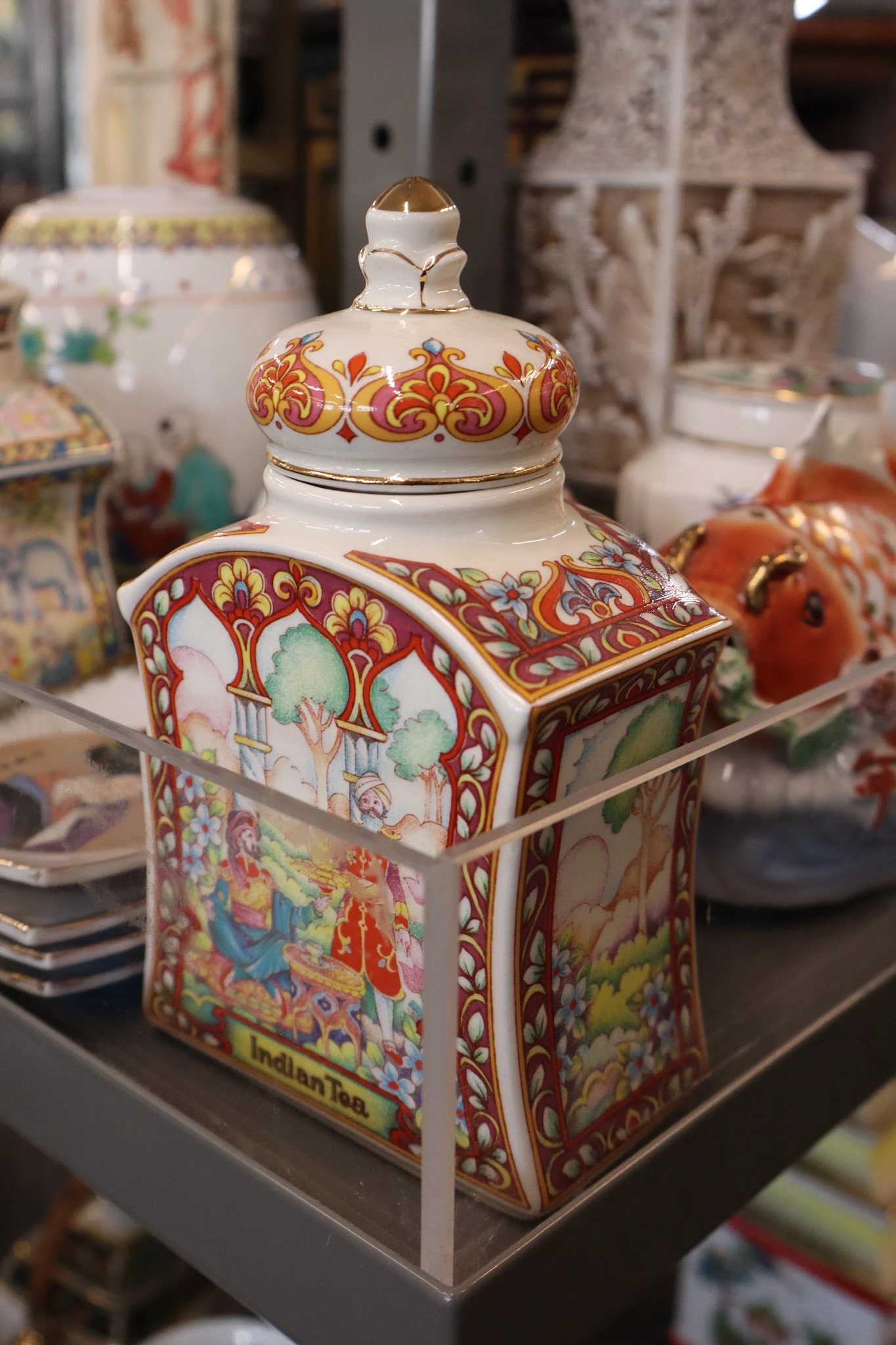 Chinees porselein decoratieve pot met rode en gouden ornamenten en figuurscènes