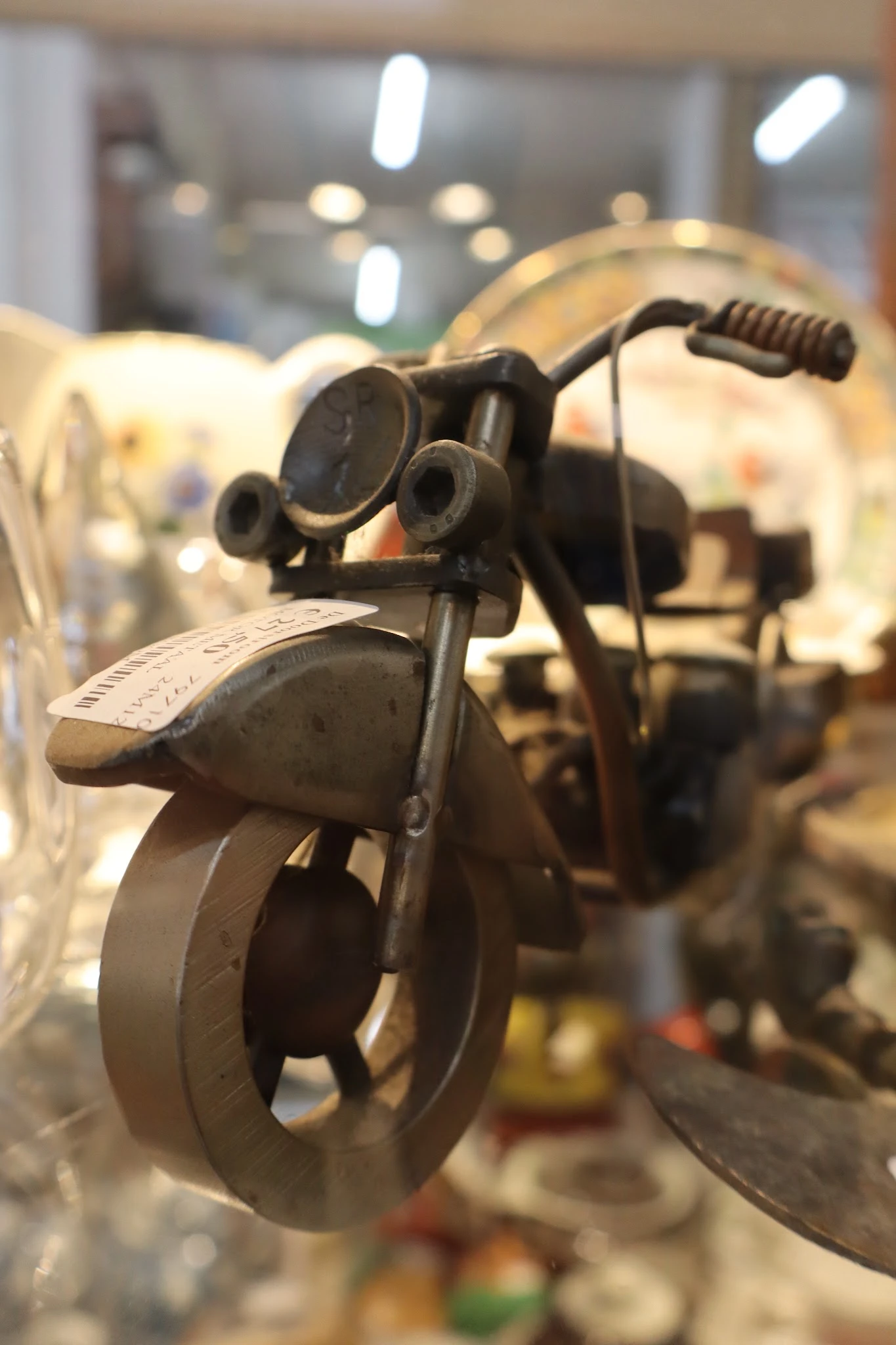 Close-up van een vintage scooter-speelgoedmodel met zwarte details en zadelkussen
