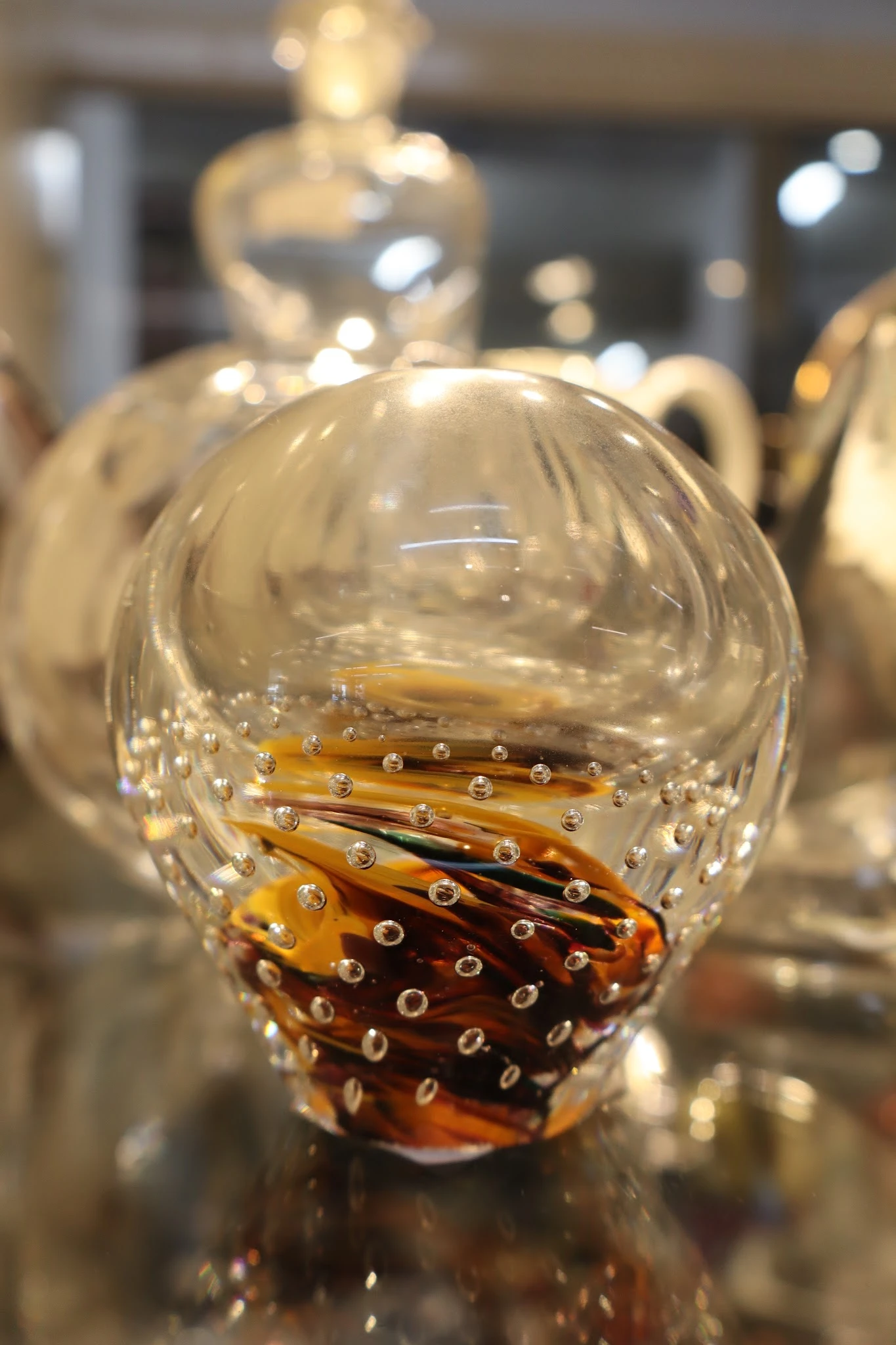 Glas met bruine drank en ijsblokjes, mogelijk whisky of cola