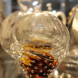 Glas met bruine drank en ijsblokjes, mogelijk whisky of cola