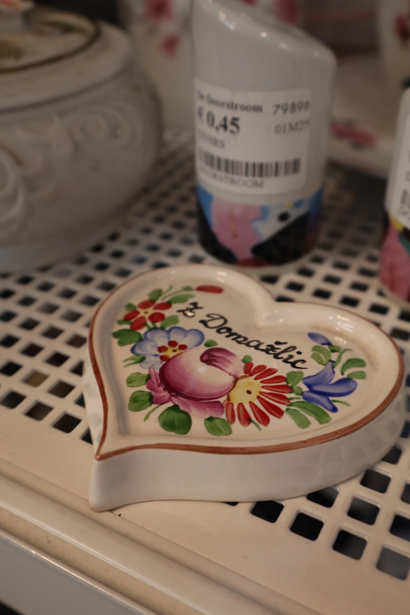Hartvormig decoratief schaaltje met bloemenmotief en 'Donatello' tekst