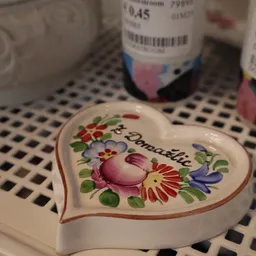 Hartvormig decoratief schaaltje met bloemenmotief en 'Donatello' tekst