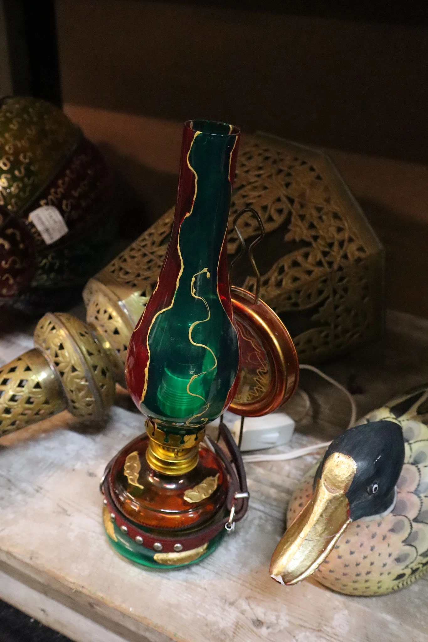 Decoratieve glazen olielamp met groen, rood en goudkleurige details