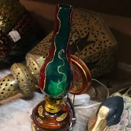 Decoratieve glazen olielamp met groen, rood en goudkleurige details