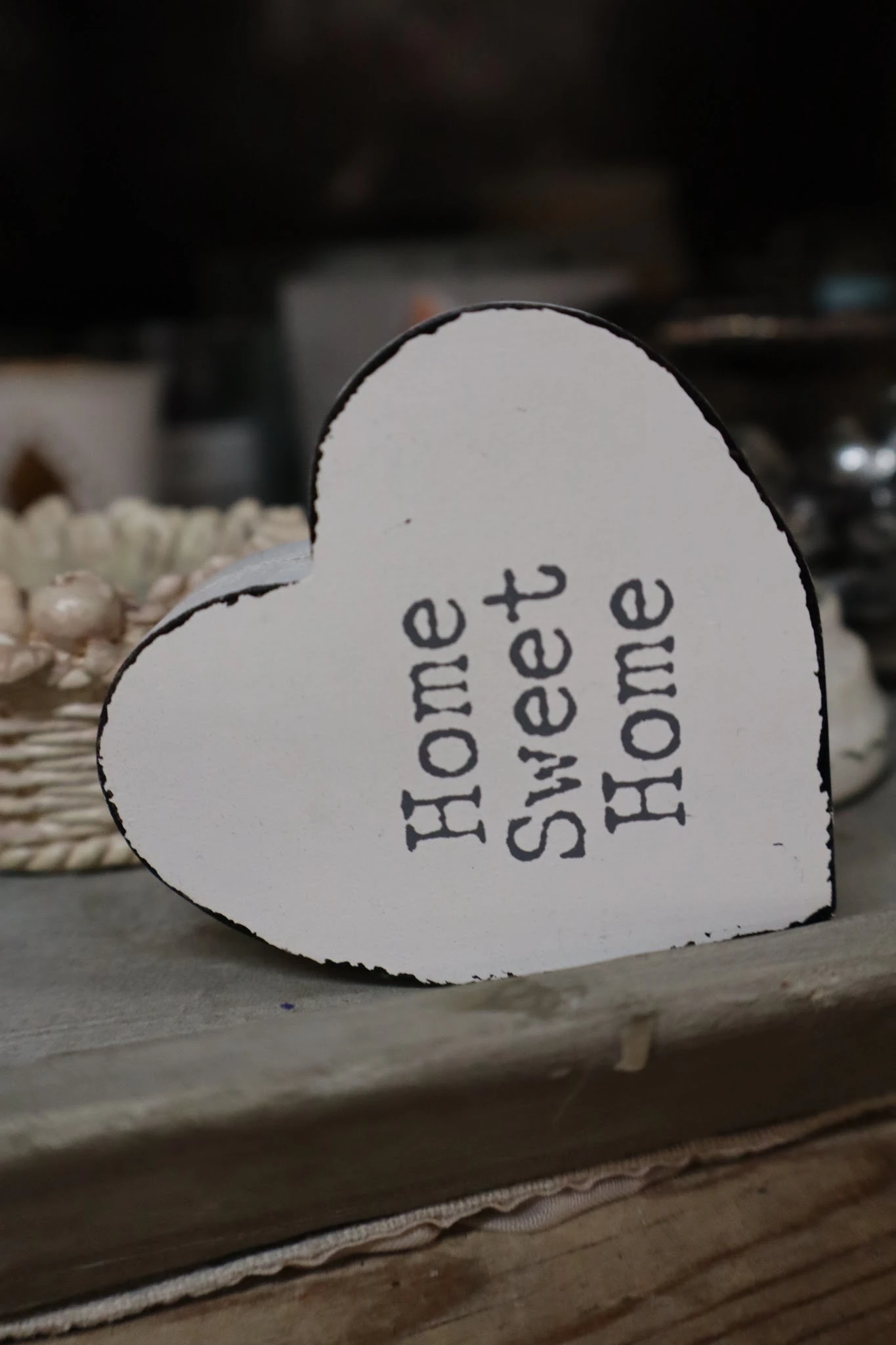 Wit hartvormig decoratieobject met tekst 'Home Sweet Home'