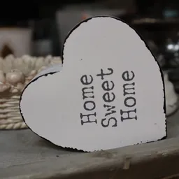 Wit hartvormig decoratieobject met tekst 'Home Sweet Home'