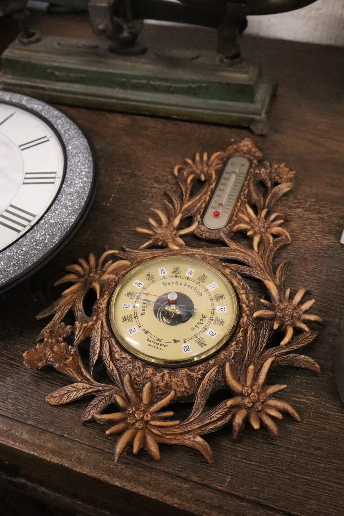 Close-up van twee vintage barometers met ornamentaal bronzen frame en klassieke wijzerplaten