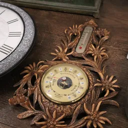 Close-up van twee vintage barometers met ornamentaal bronzen frame en klassieke wijzerplaten