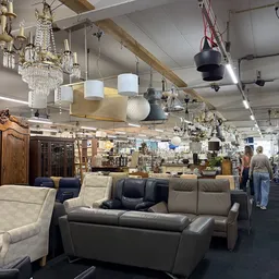 Winkelvloer met meubels, lampen en kroonluchters aan het plafond