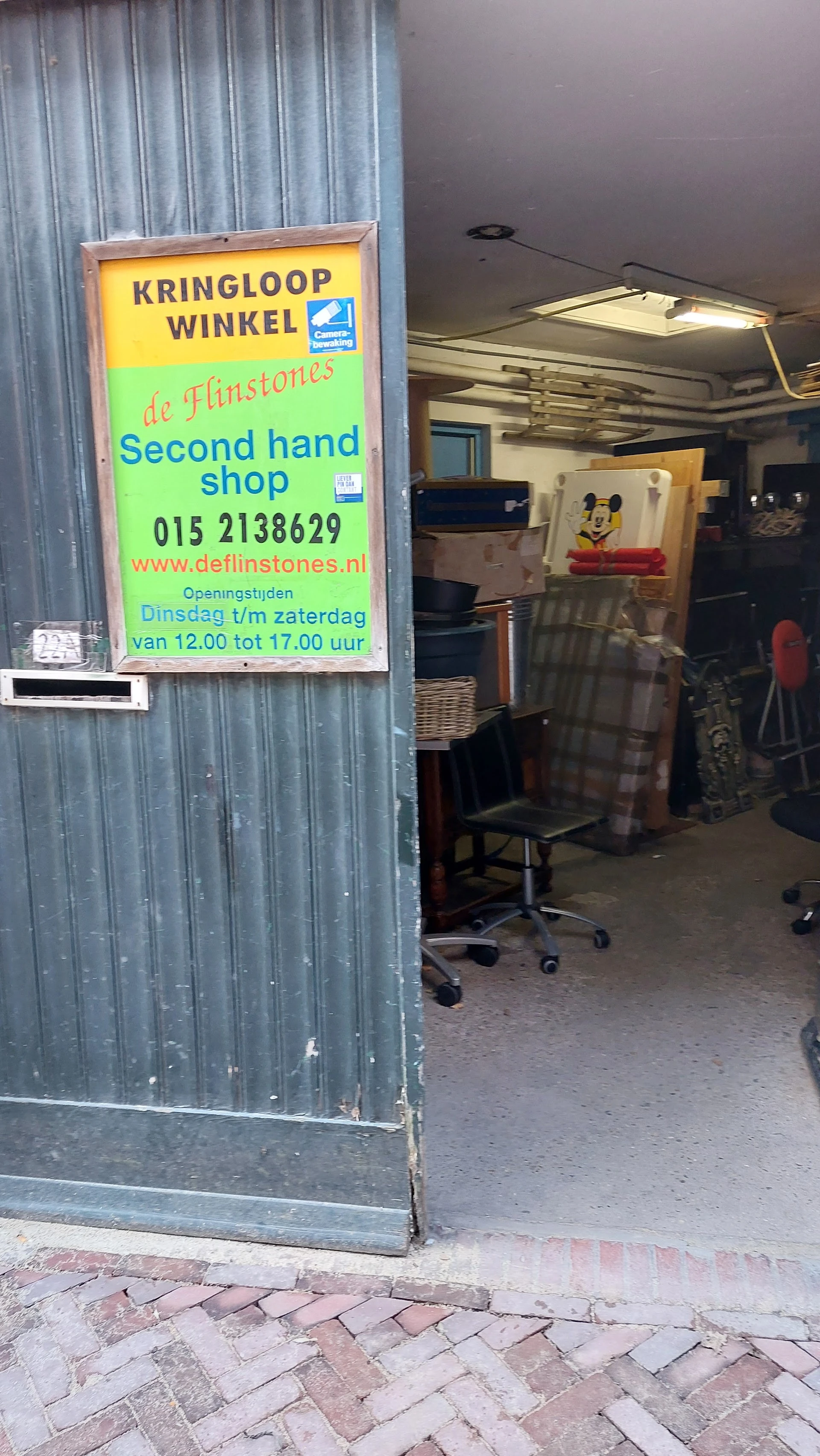 De Flinstones Kringloopwinkel in Delft met tweedehands boeken, gereedschappen en huishoudelijke apparaten