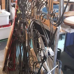 Metalen decoratieve voorwerpen en sierwerk op een rek in de winkel