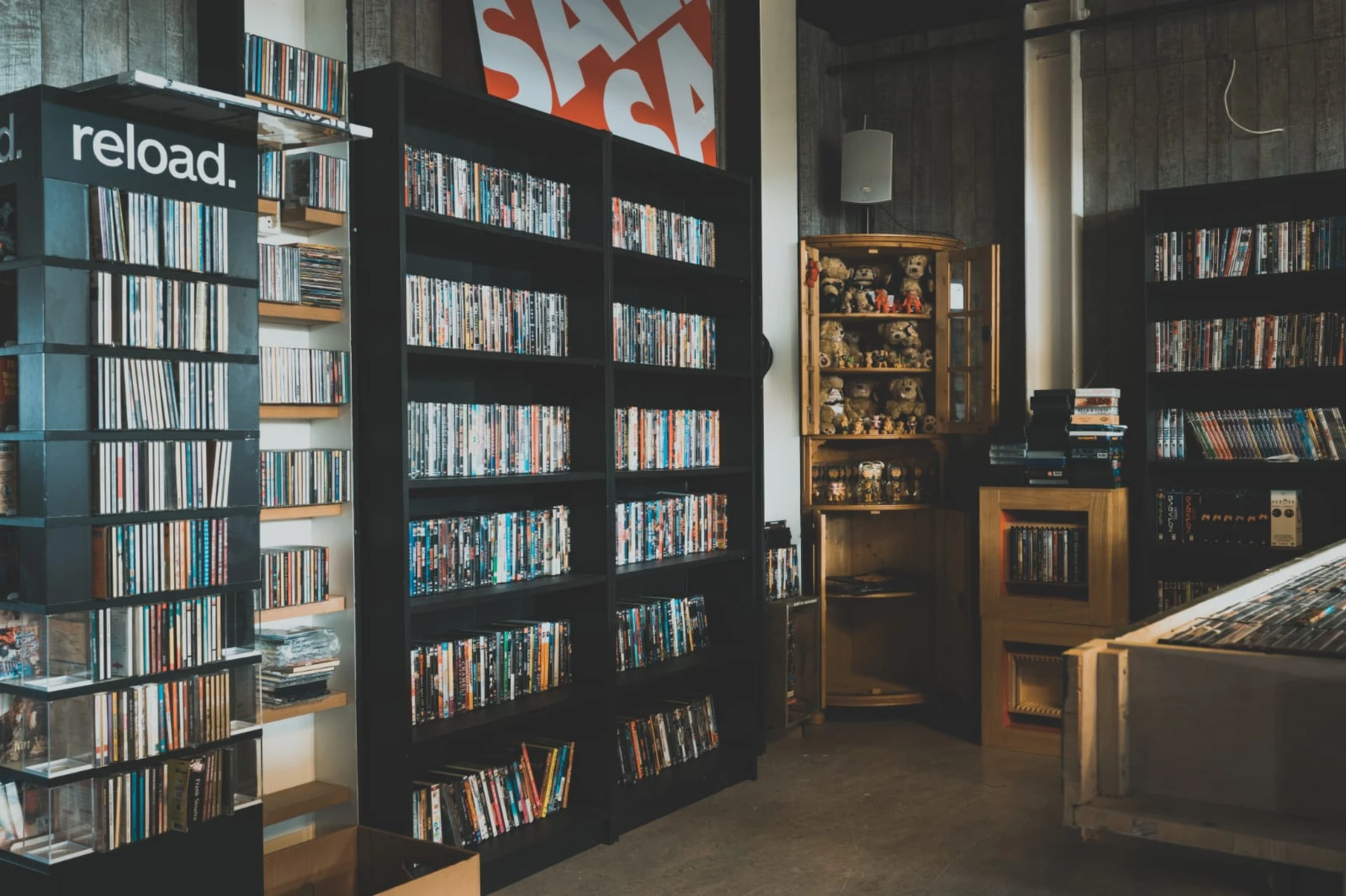 Kringloopwinkel De Groene Sluis in Lelystad met tweedehands audioapparatuur, boeken en elektronica