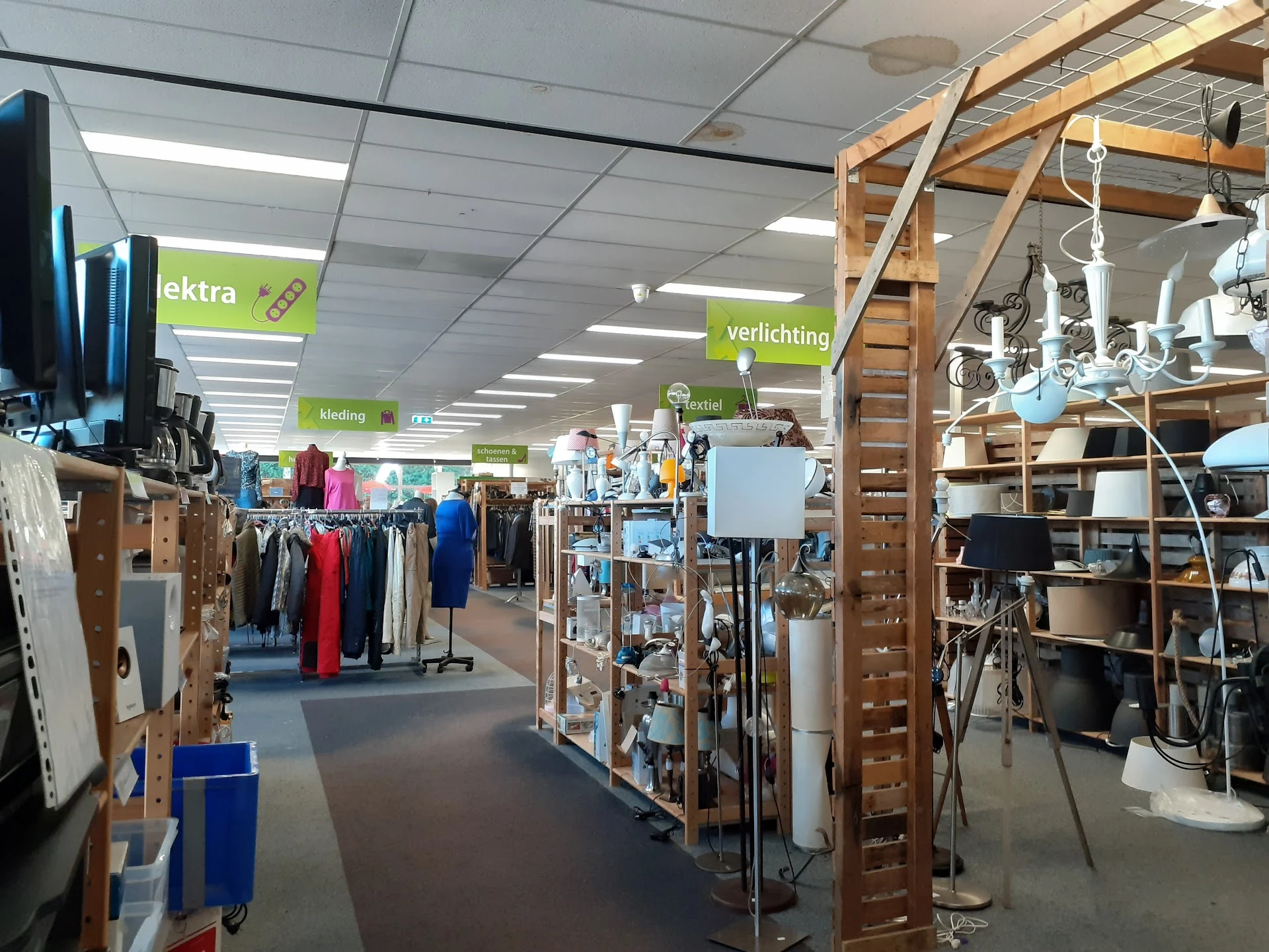 Kringloopwinkel De Groene Sluis in Lelystad met tweedehands audioapparatuur, boeken en elektronica