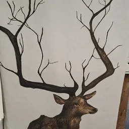Tekening van een hert met grote geweien, uitgevoerd in bruine inkt op wit papier