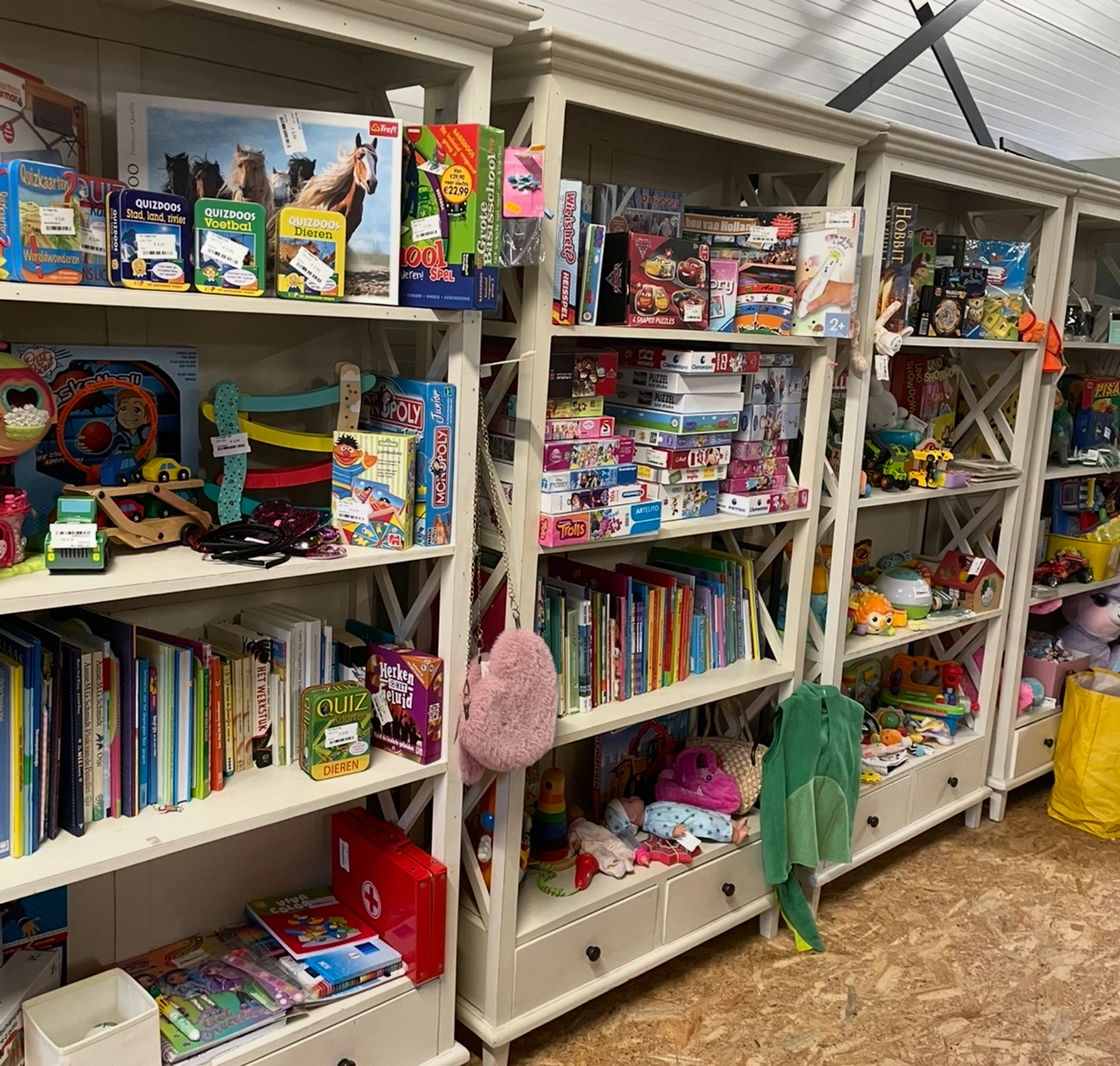 Kringloopwinkel De Hippe Kip tweedehandskleding in Hoogeveen met tweedehands dameskleding, herenkleding en jassen