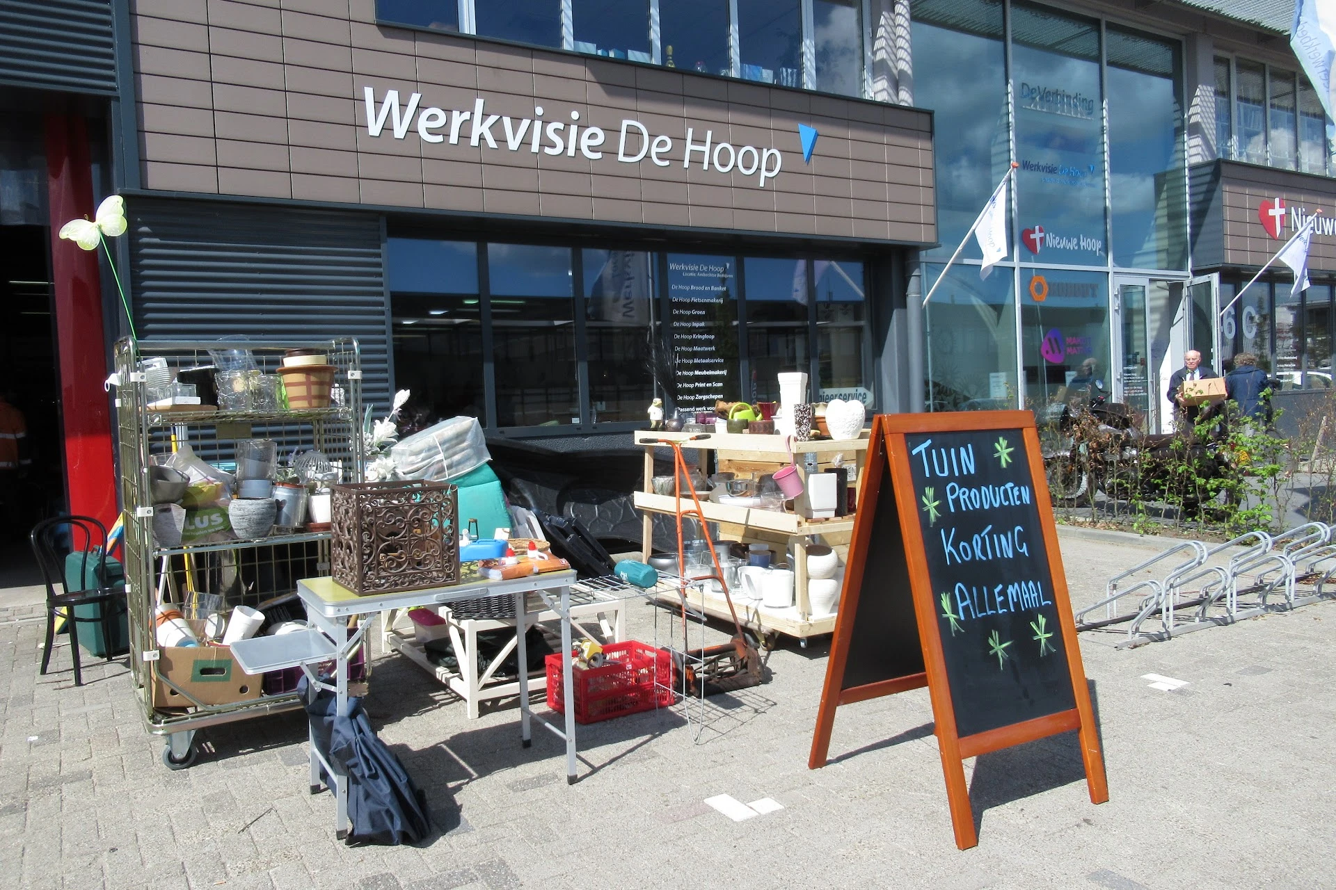 Kringloopwinkel De Hoop Kringloop (leerwerkbedrijf van Werkvisie) in Hendrik-Ido-Ambacht