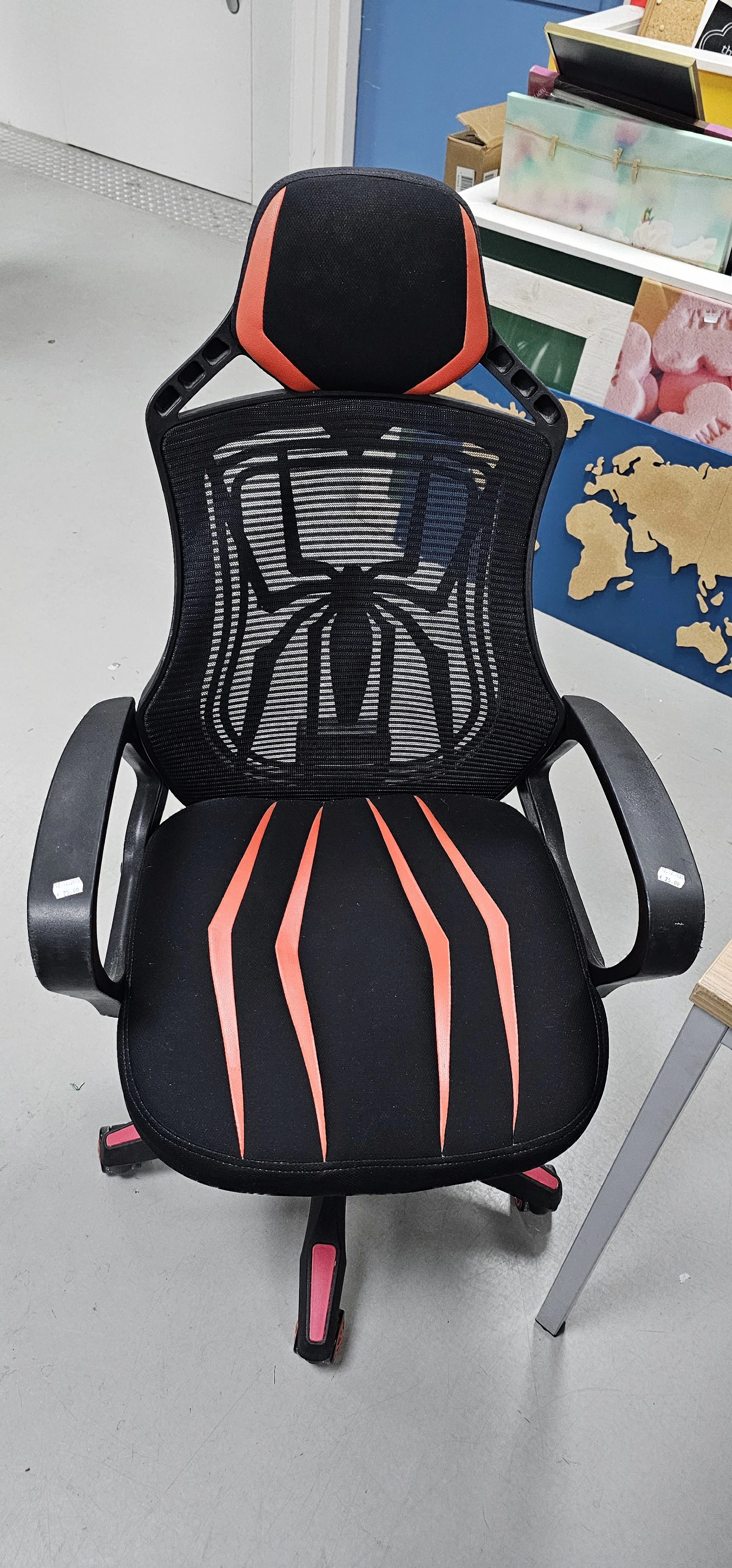 Kringloopwinkel De Hoop Kringloop (leerwerkbedrijf van Werkvisie) in Hendrik-Ido-Ambacht