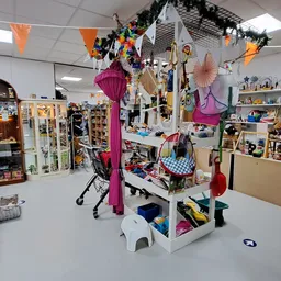 Winkelvloer met diverse speelgoed en decoraties, centrale display met ophangsysteem voor artikelen