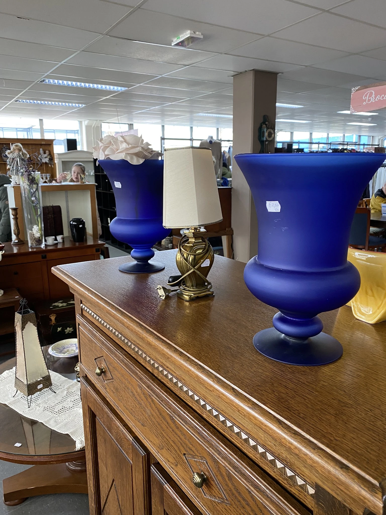 Blauwe vazen en decoratieve items op houten meubels in de winkel