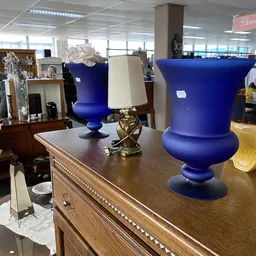 Blauwe vazen en decoratieve items op houten meubels in de winkel