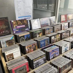 Uitgestalde cd's en dvd's op rekken, onder meer klassieke muziek en religieuze titels