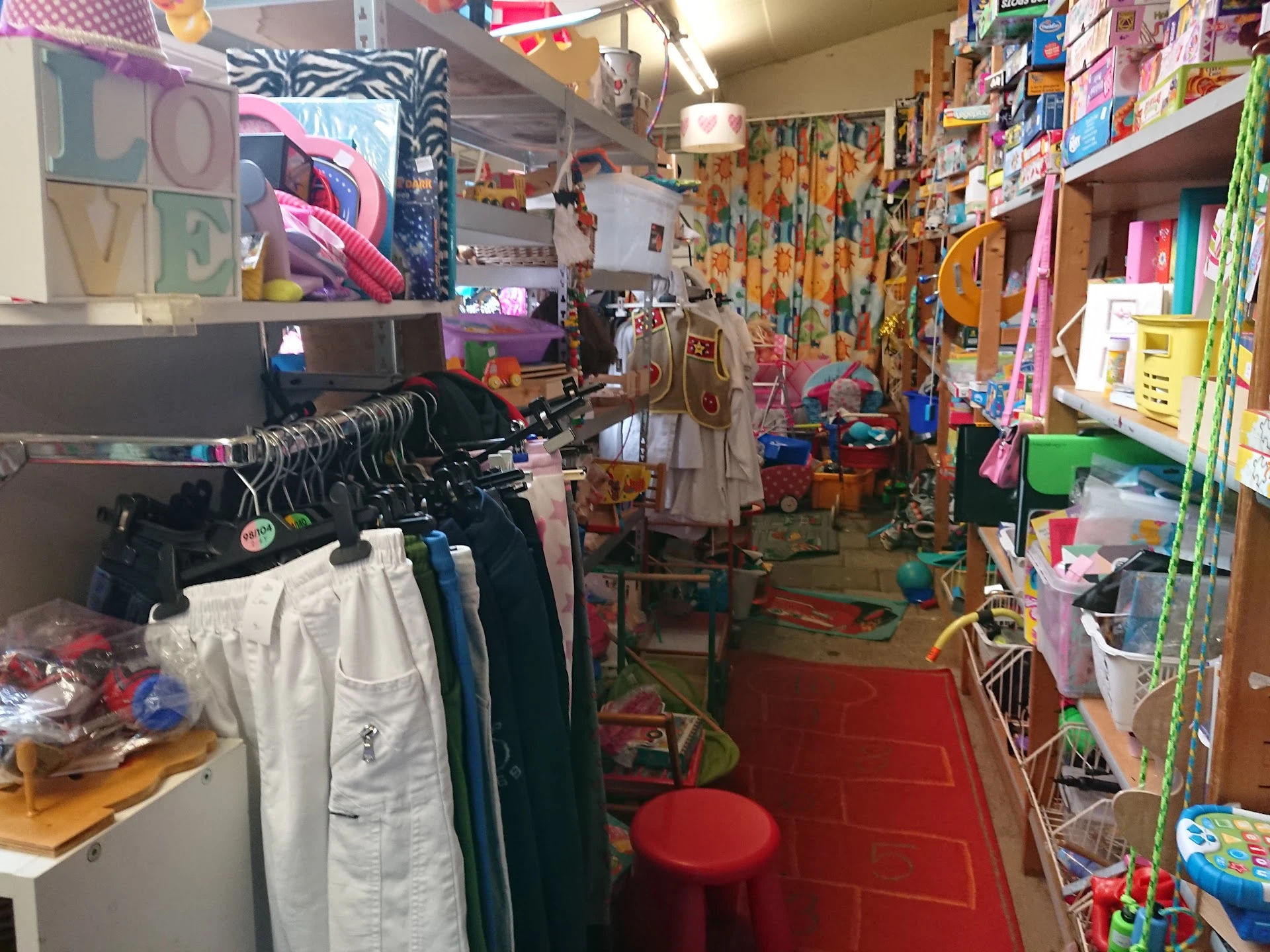 De Kinder Kringloop in Wassenaar met tweedehands babyartikelen, kleding en speelgoed