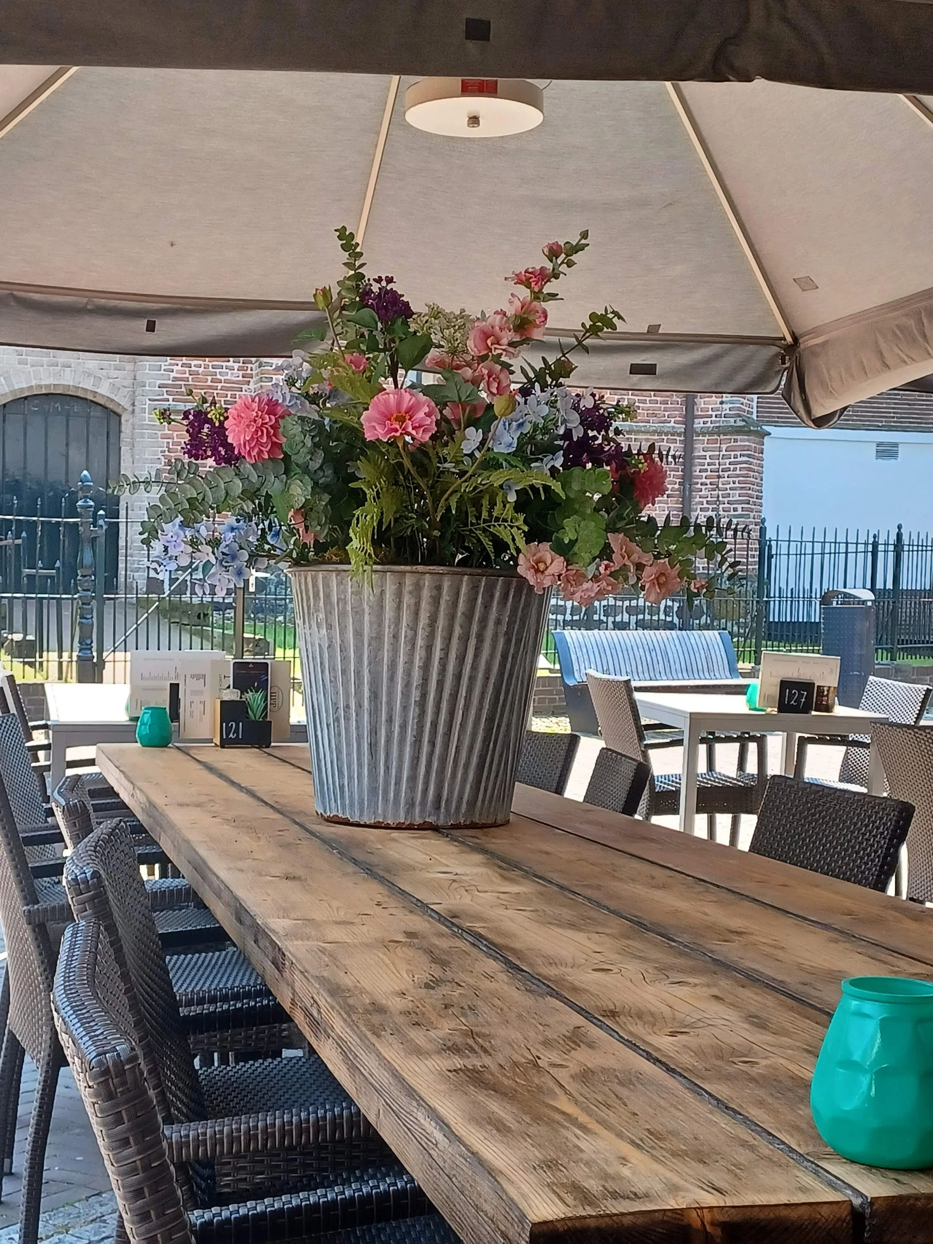 De Klaproos in Ommen met tweedehands meubels en kleding