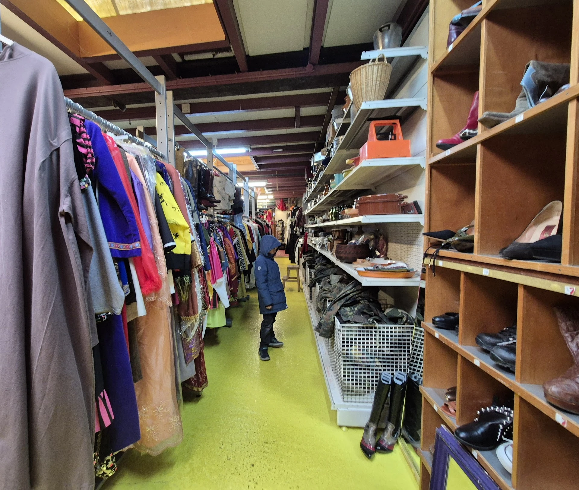 Kringloopwinkel De Kledij in Middelburg met tweedehands films, jassen en kleding