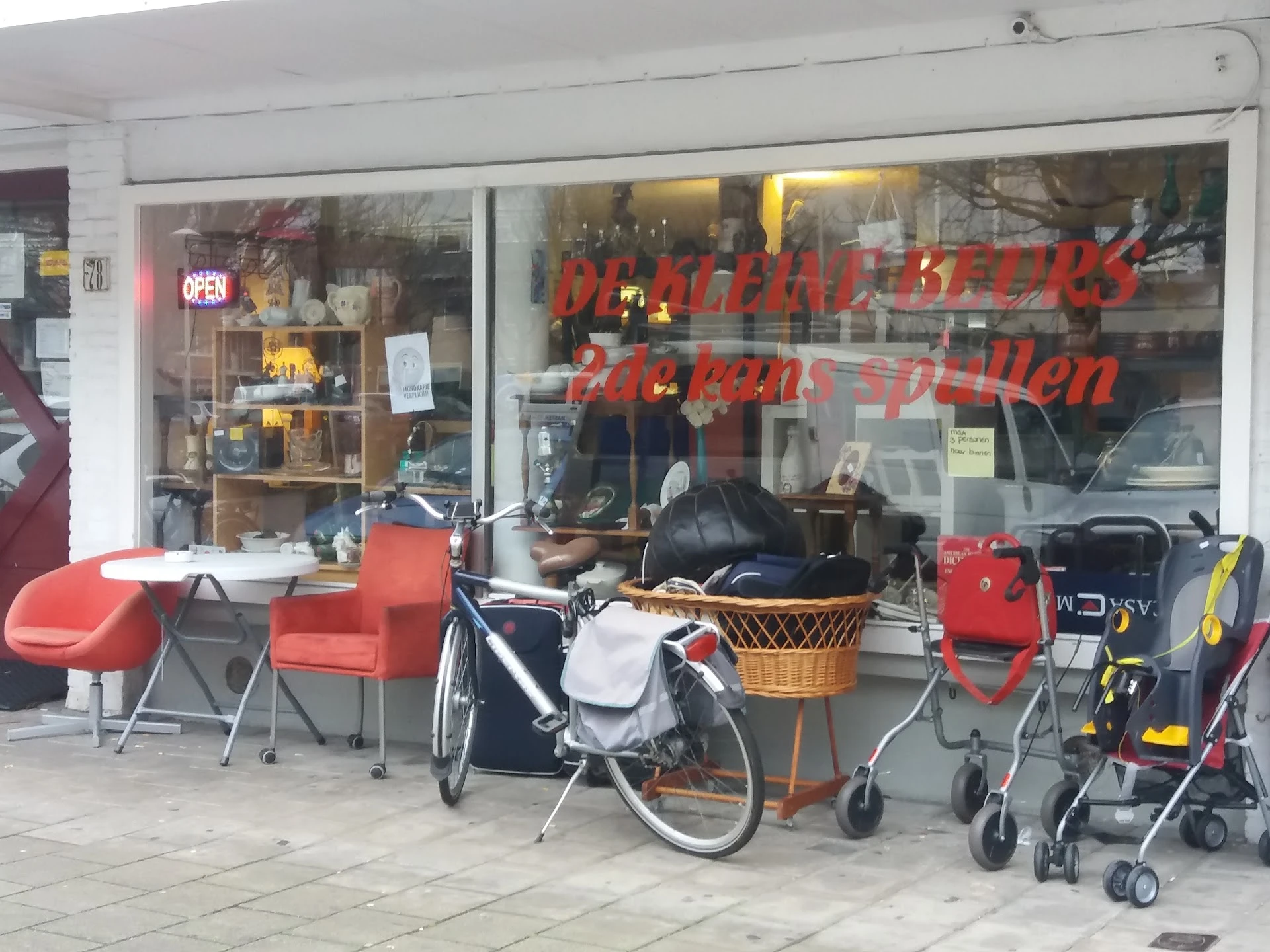 Kringloopwinkel Kringloopwinkel De Kleine Beurs (DHL Servicepoint) in Den Haag