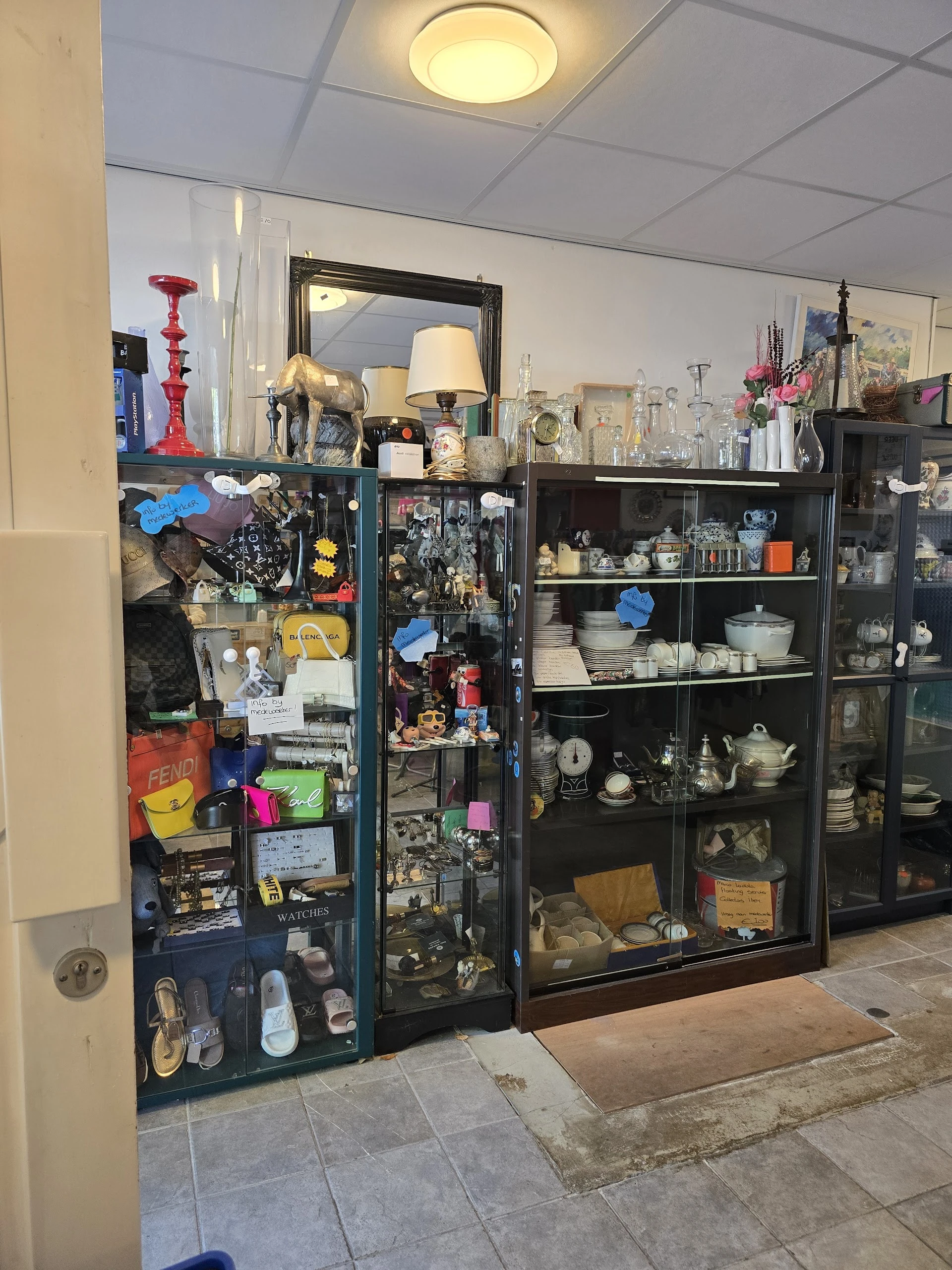 Kringloopwinkel De Kleine Beurs (DHL Servicepoint) in Den Haag met tweedehands huishoudelijke artikelen, kleding en meubels