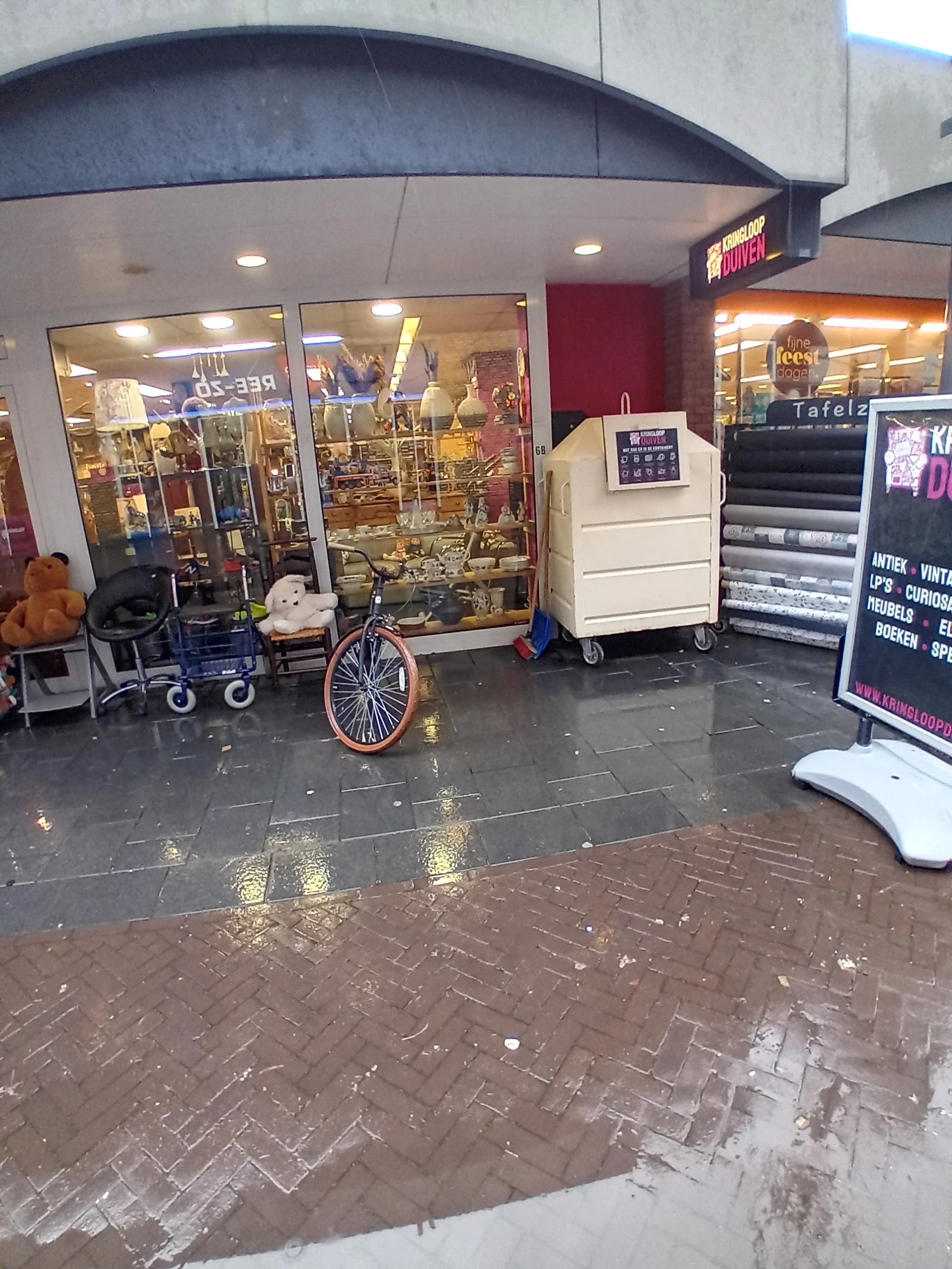 De Kleine Kringloopwinkel in Duiven met tweedehands boeken, huishoudelijke artikelen en kleding