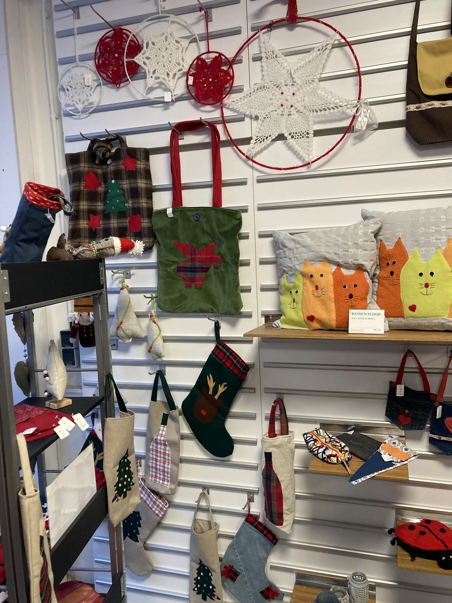 De Kleine Kringloopwinkel in Duiven met tweedehands boeken, huishoudelijke artikelen en kleding