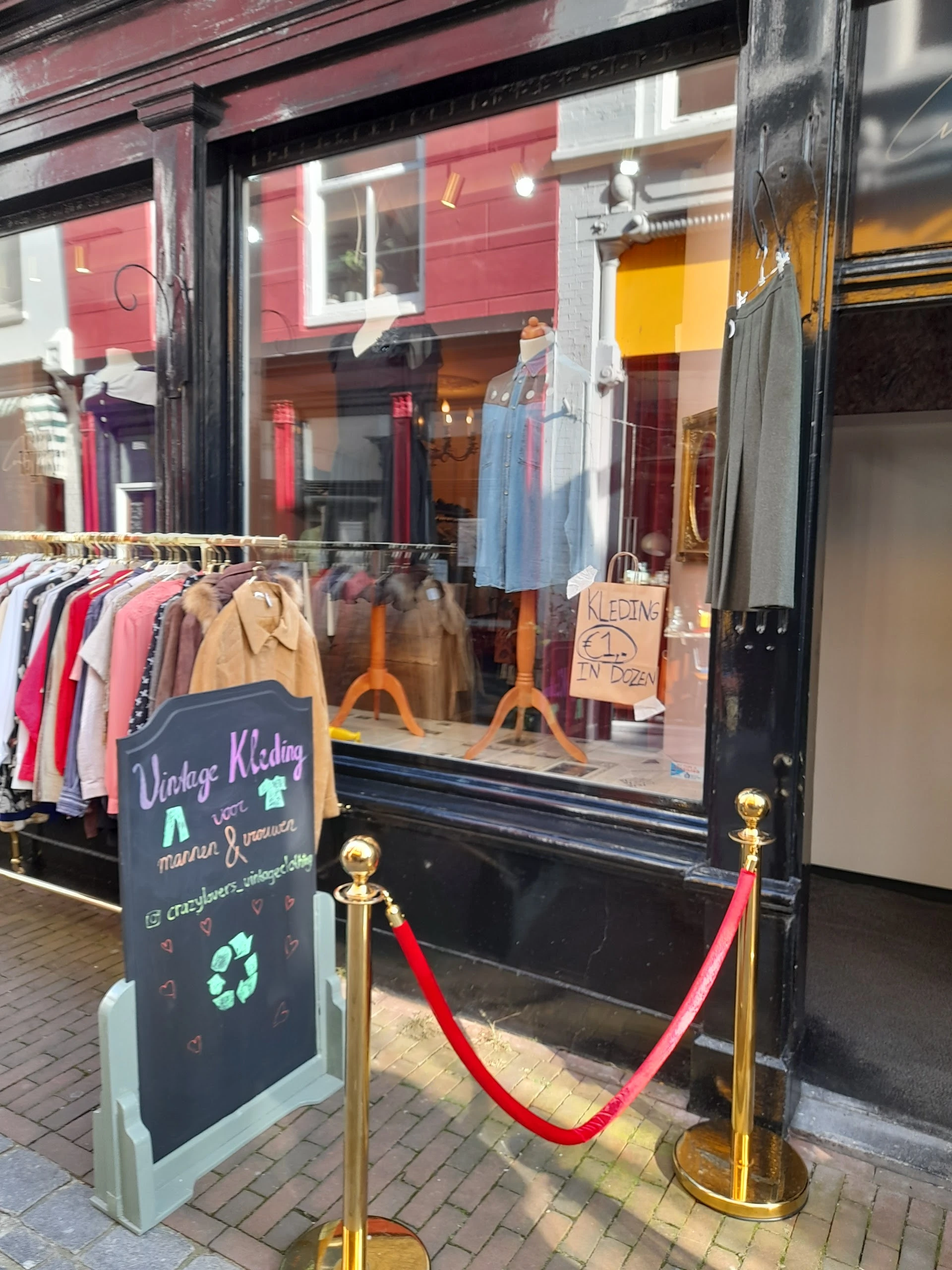 Kringloopwinkel De Knipbeurs 2de kans kleding in Vlissingen met tweedehands accessoires, dameskleding en herenkleding