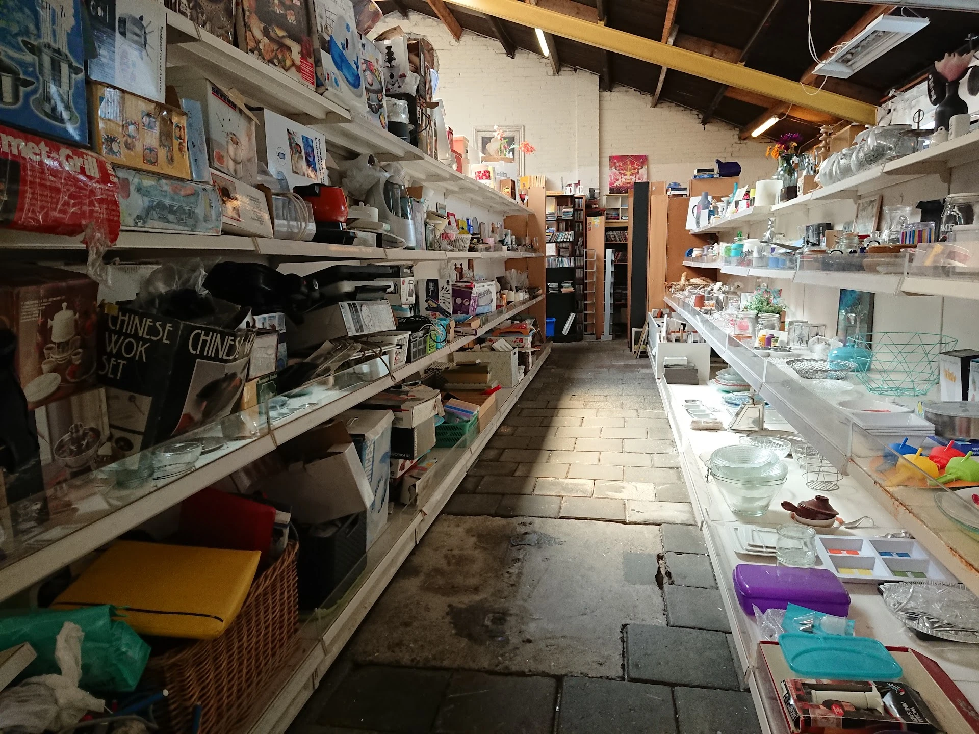 Kringloopwinkel De Kring Lenie in IJmuiden met tweedehands kleding, meubels en planten