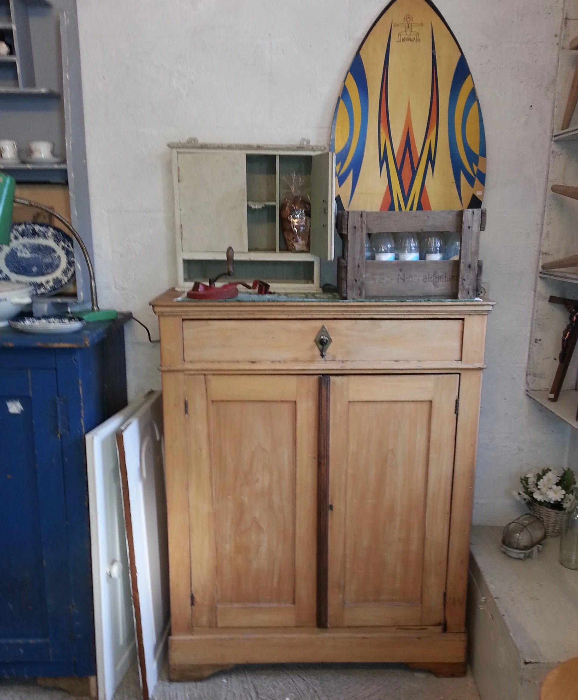 Kringloopwinkel De Kringloods in Noordwelle met tweedehands antiek, kasten en vintage kast