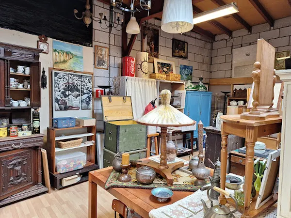 Sfeervolle winkelvloer met houten meubilair, vintage spullen en decoraties uitgestald