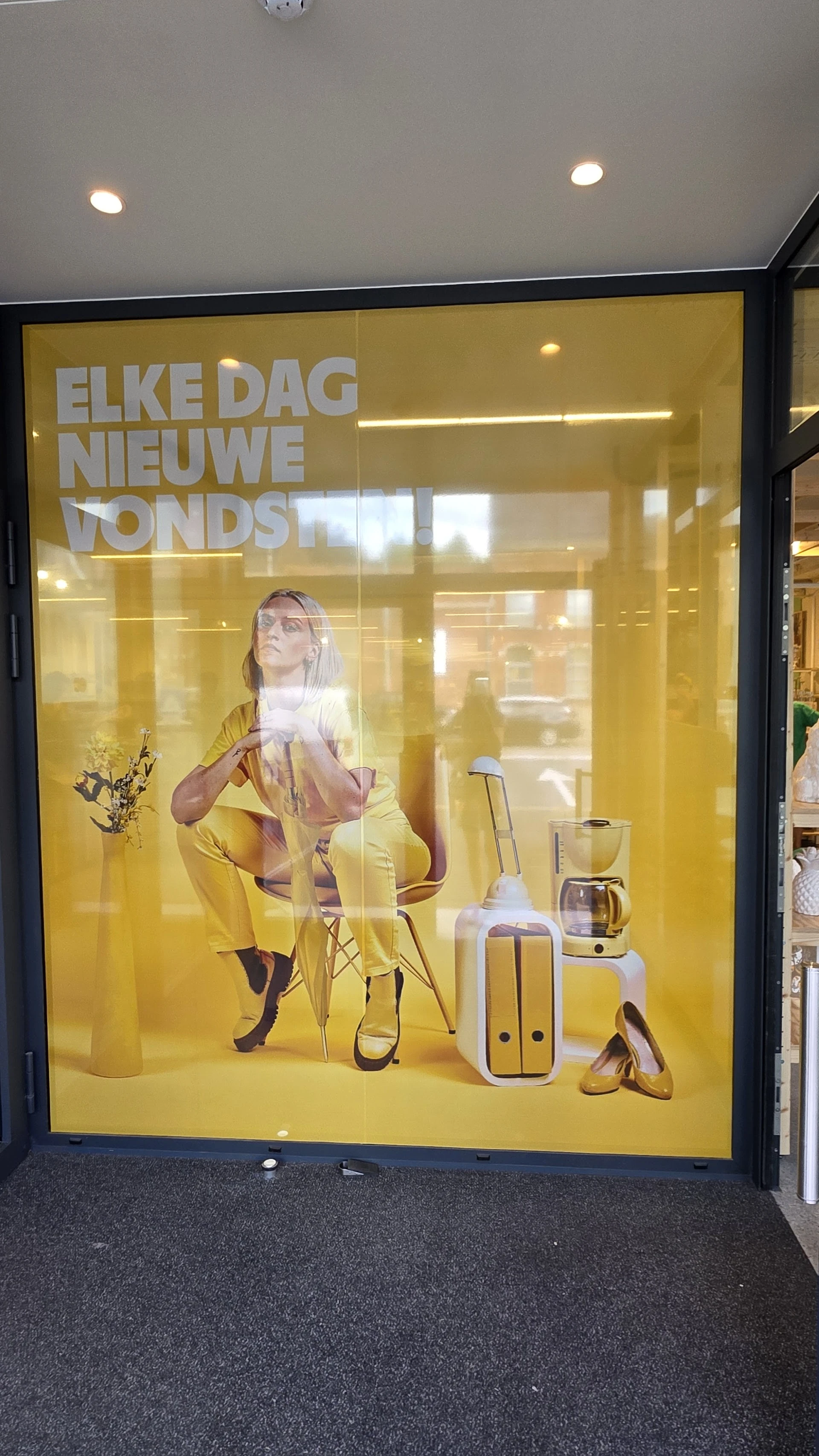 De Kringloopwinkel Beveren-Leie in Waregem met tweedehands meubels en kleding