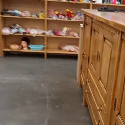 Winkelvloer met houten kasten en stellingen met spullen, onscherp beeld